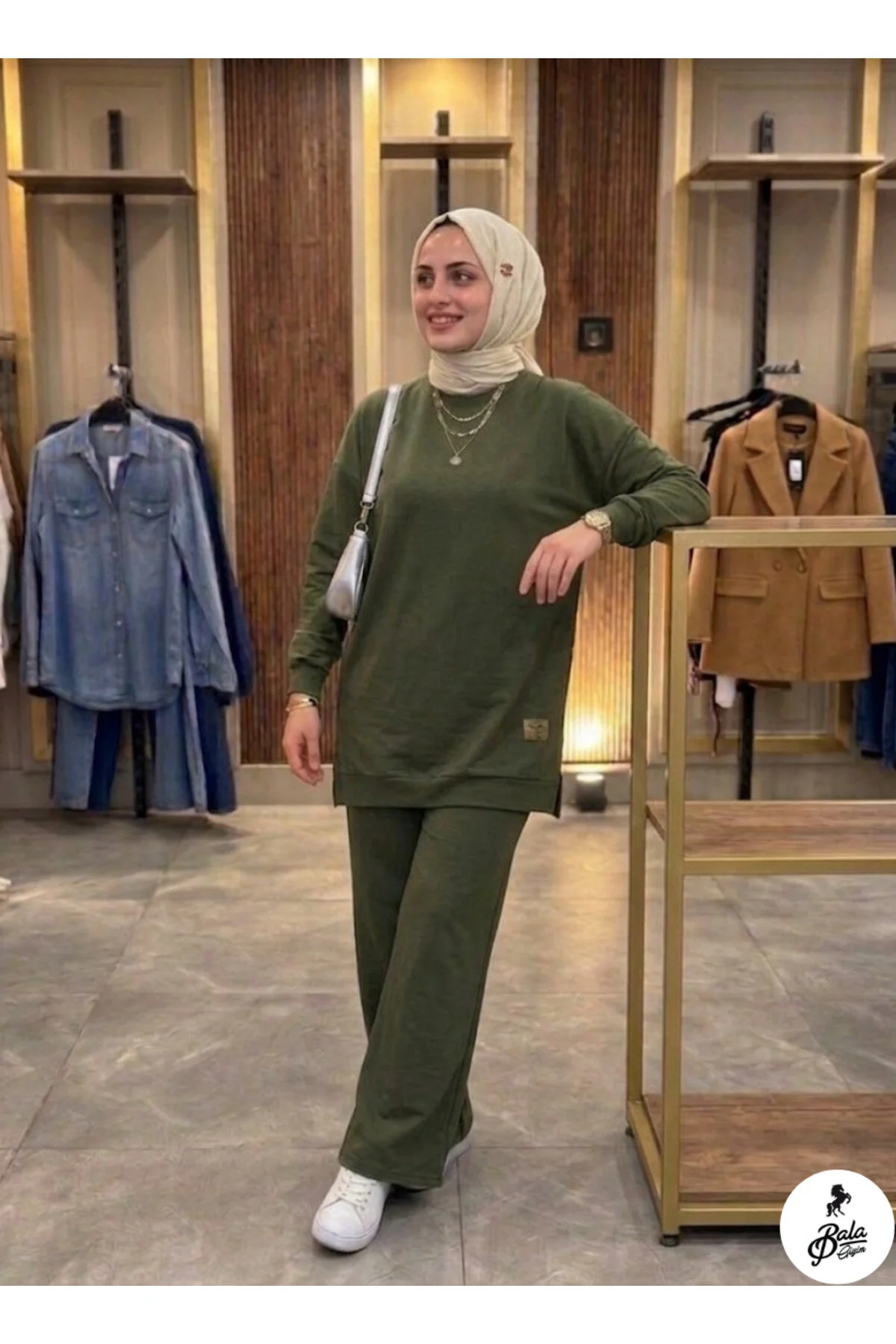 Bala Giyim Bisiklet Yaka Armalı Yırtmaçlı Alt-Üst Takım