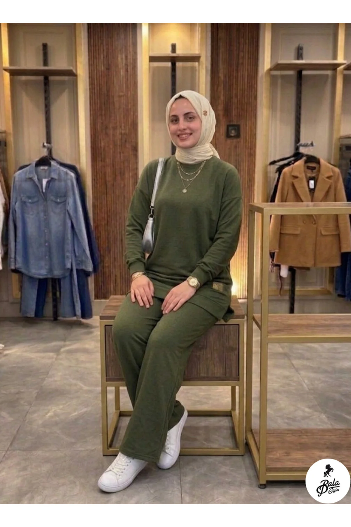 Bala Giyim Bisiklet Yaka Armalı Yırtmaçlı Alt-Üst Takım