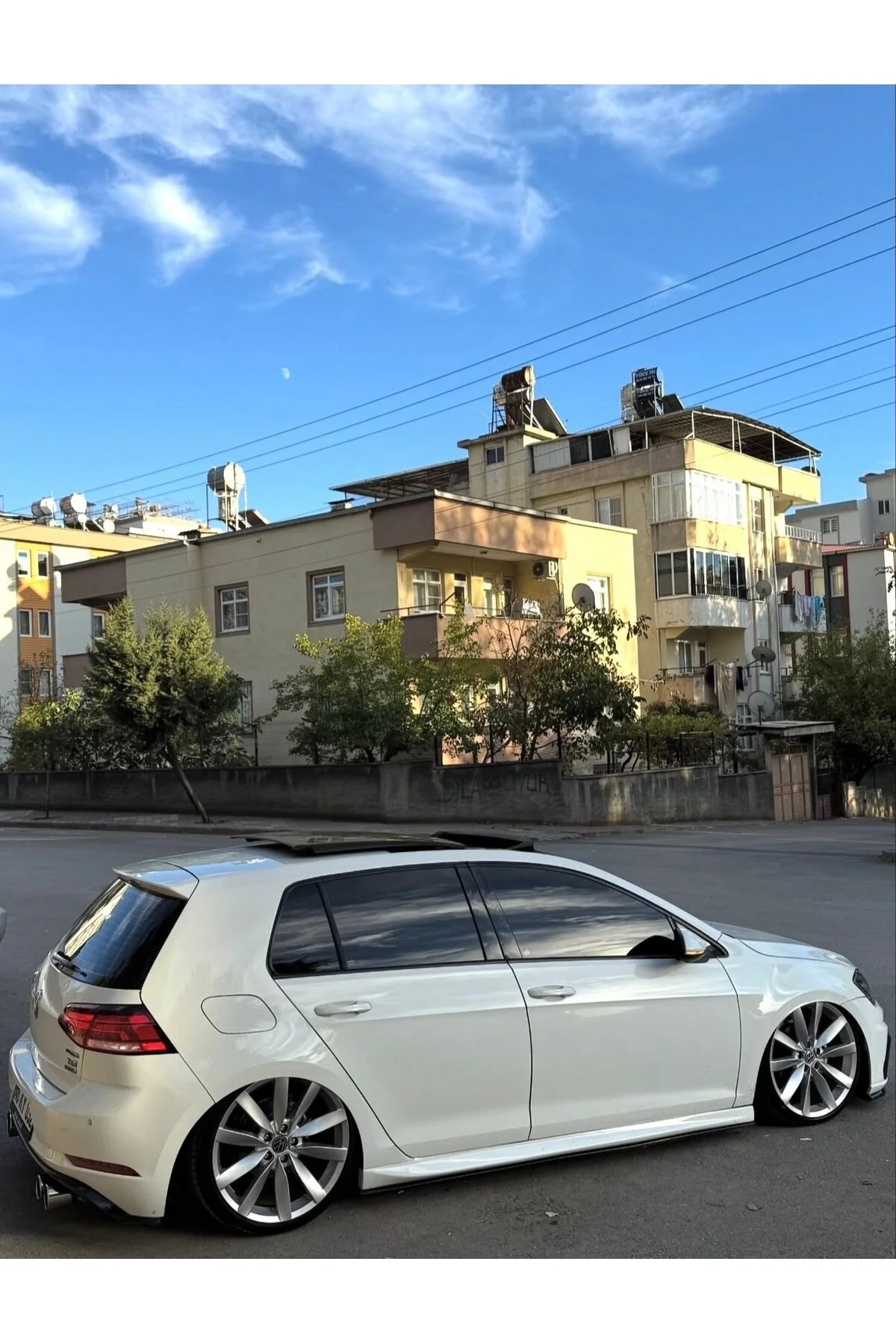 DEMİRTUNİNG VW GOLF MK7/7,5 LC9A BEYAZ BOYALI FİBER MARŞPİYEL YAN ETEK