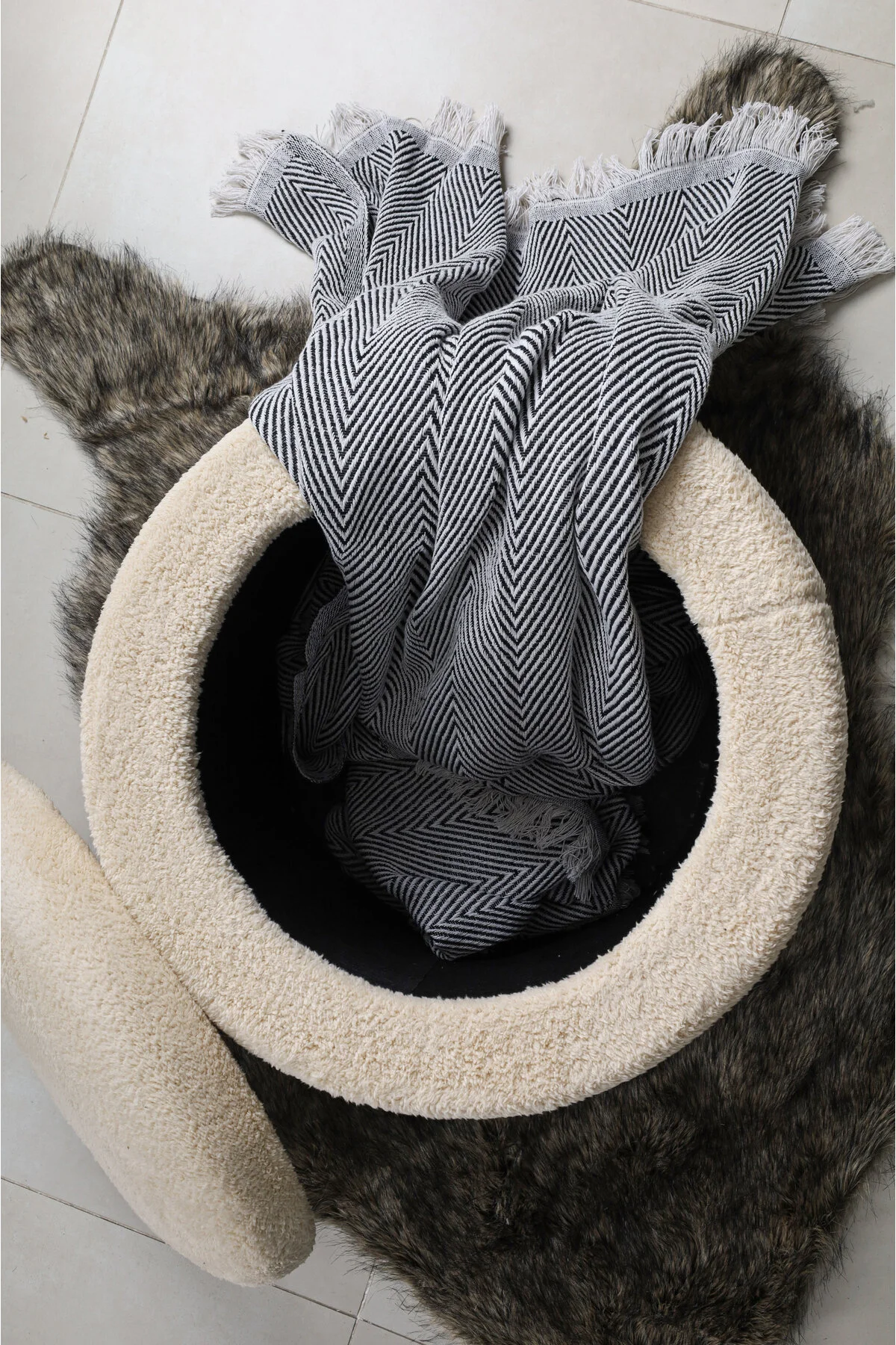 PufyHome SANDIKLI 45 X 45 CM PELUŞ KREM KUMAŞLI ÇOK AMAÇLI PUF KOLTUK