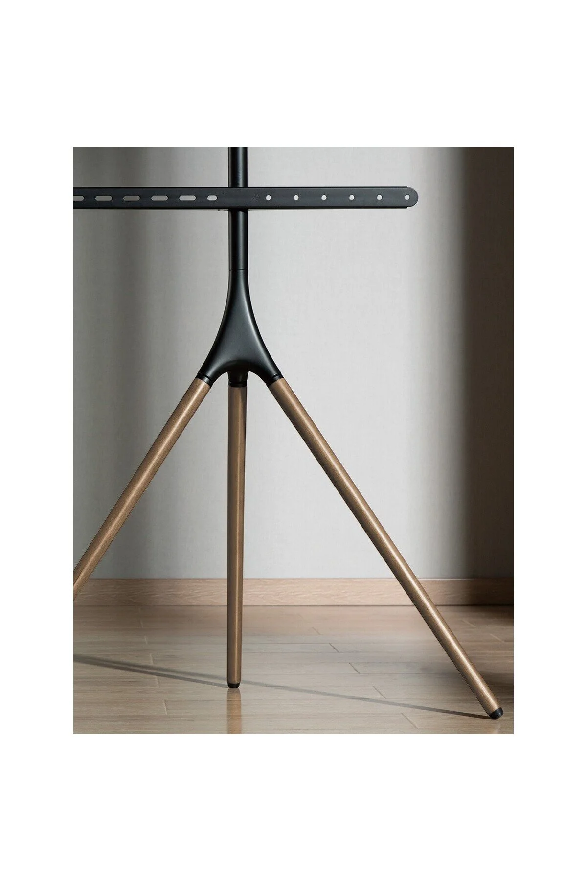 Cletech Şövalye Tipi Tv Standı 45"-65" | Ahşap & Metal | 180° Döner | 32 kg Taşıma Kapasiteli